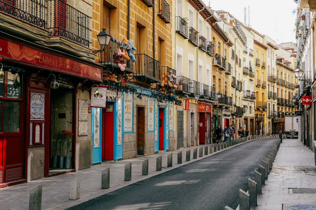 Calle de Madrid con locales comerciales a pie de calle